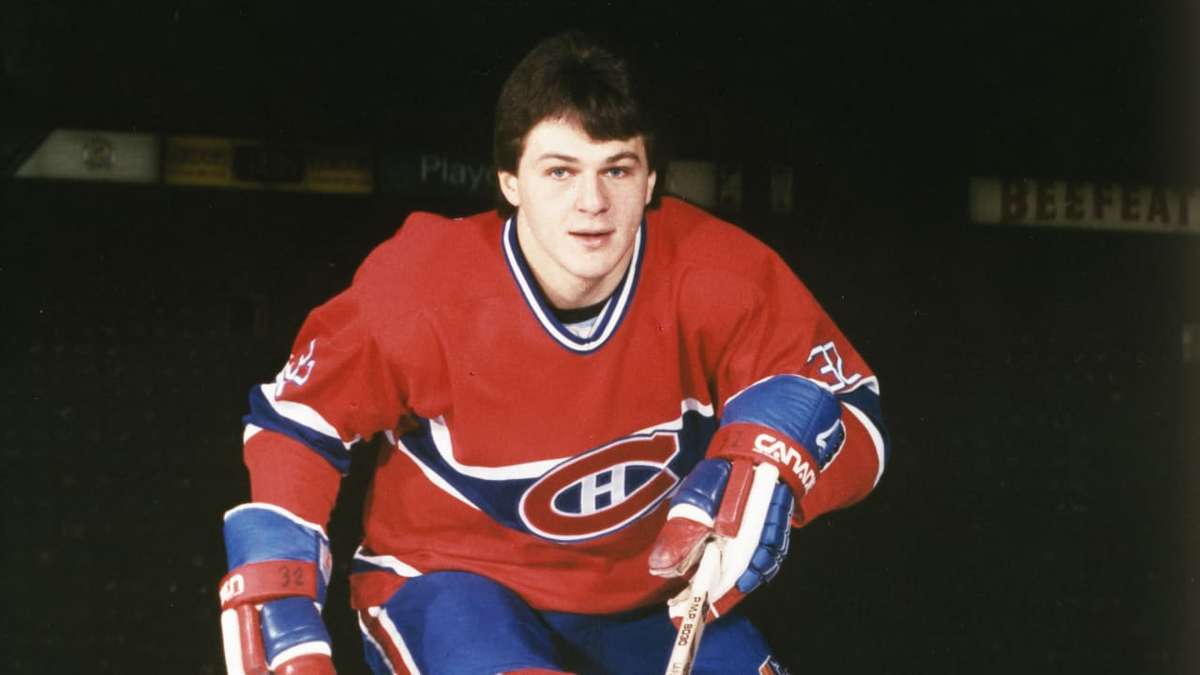 Mario Lemieux scanning the ice about to deliver a precise pass to a teammate