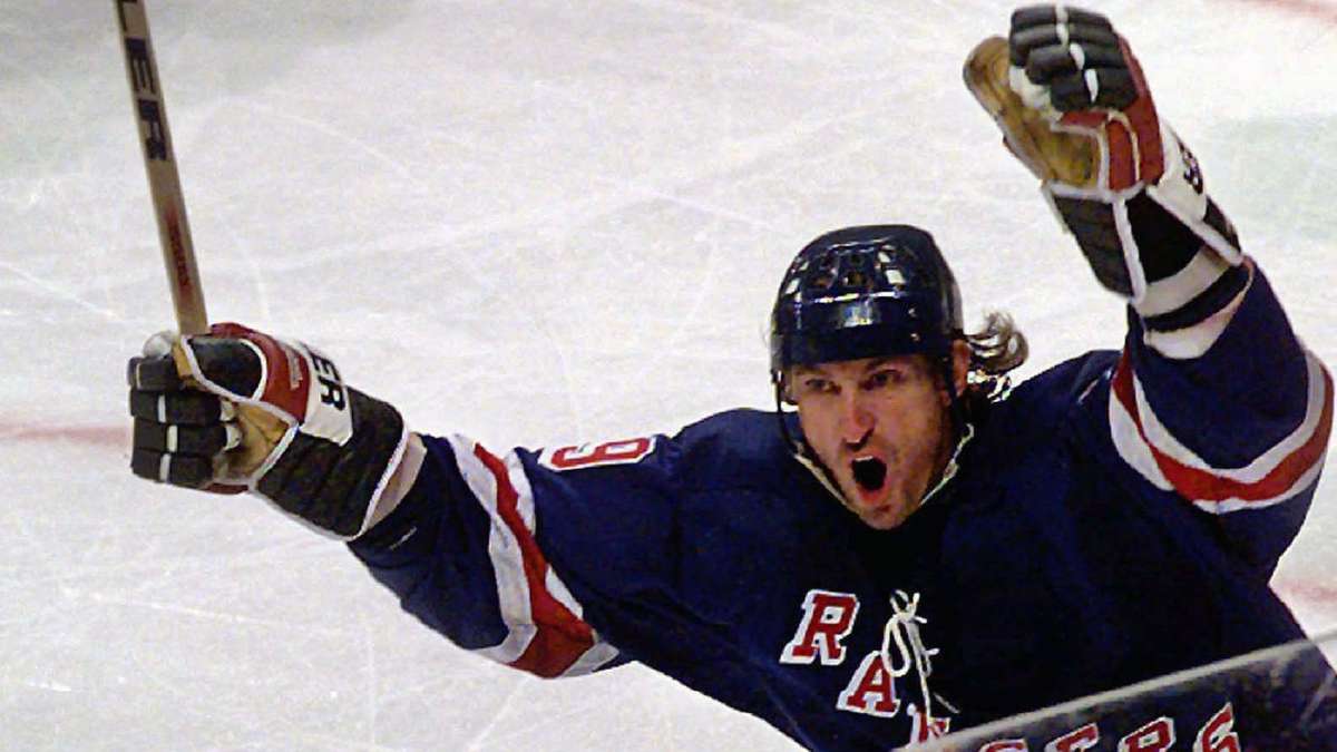 Wayne Gretzky delivering a precise, long-range pass to a teammate in the offensive zone