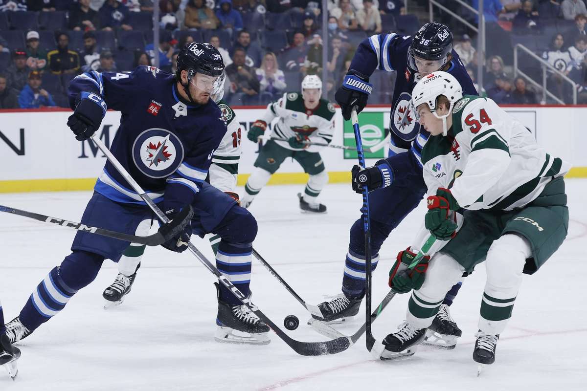 Vladimir Tarasenko firing a wrist shot past the Toronto Maple Leafs goalie during the Wild’s 6–3 victory